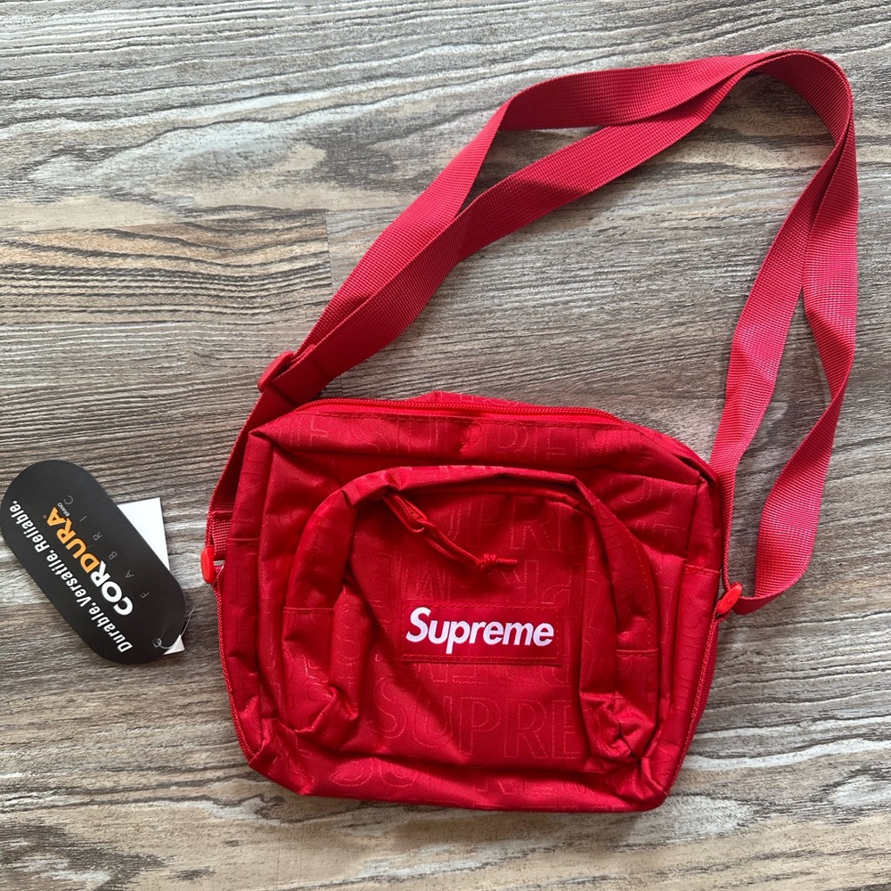 ✔️NWT Supreme Sidebag